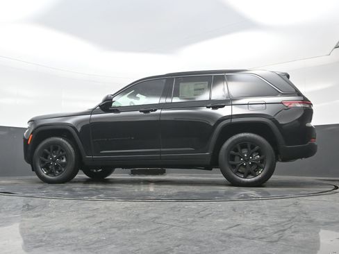 New 2026 Jeep Grand Cherokee Altitude image 12