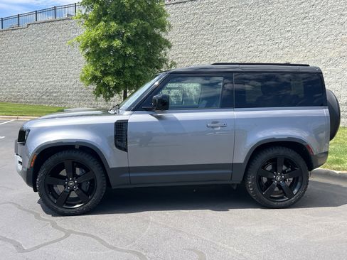 Certified 2023 Land Rover Defender 90 SE image 4