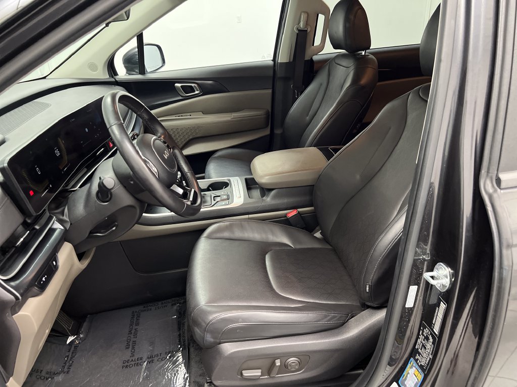Used 2025 Kia Carnival FWD image 13