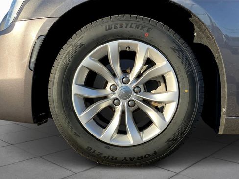 Used 2021 Chrysler 300 Touring image 10