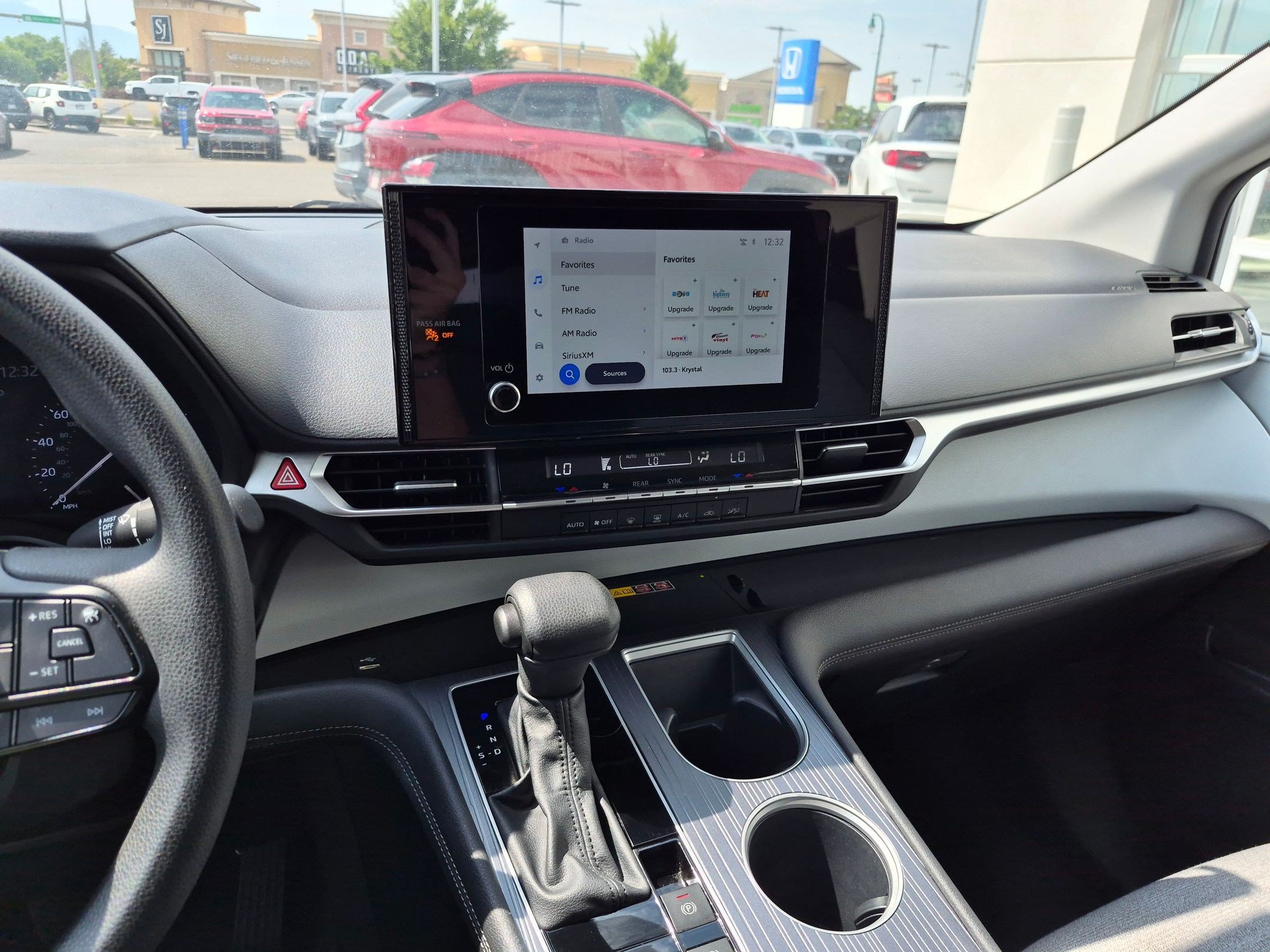 Used 2025 Toyota Sienna LE FWD image 27