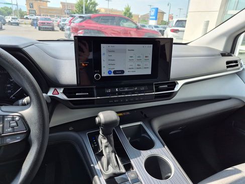 Used 2025 Toyota Sienna LE FWD image 27