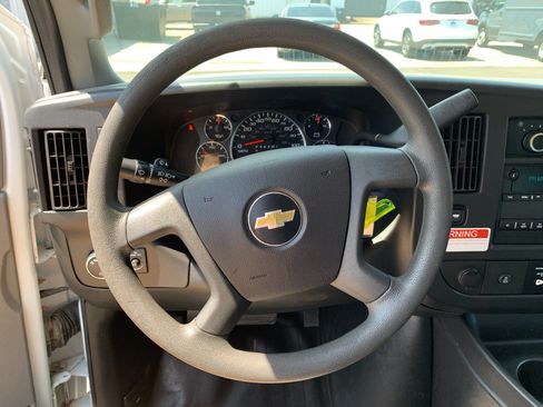 Used 2017 Chevrolet Express 3500 RWD image 18