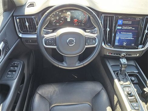 Used 2020 Volvo S60 T5 Momentum image 5