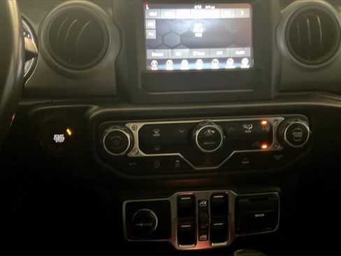 Used 2022 Jeep Gladiator Willys image 32