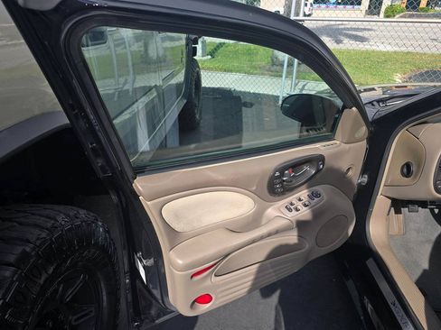 Used 2005 Pontiac Bonneville GXP FWD image 2