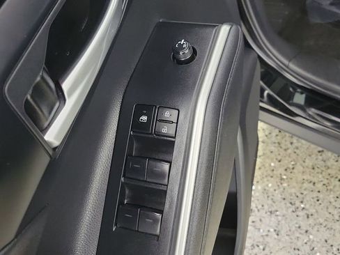 Used 2024 Toyota Highlander XLE FWD image 23