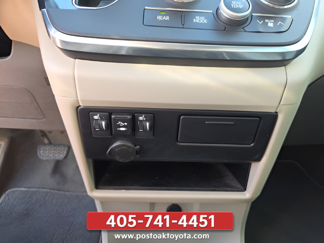 Used 2019 Toyota Sienna XLE w/ XLE Navigation Package FWD image 18