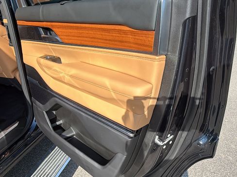 Used 2025 Jeep Grand Wagoneer Series III AWD/4WD image 22