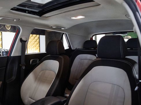 Used 2023 Hyundai Venue SEL FWD image 9