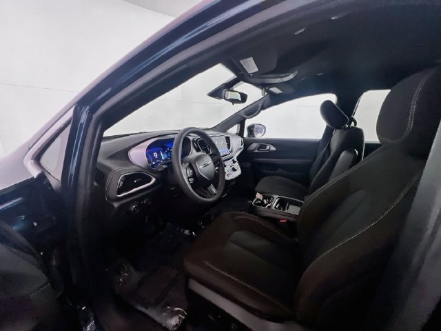 Used 2024 Chrysler Pacifica Touring FWD image 14