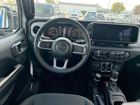 Used 2025 Jeep Wrangler Unlimited Sahara AWD/4WD image 15