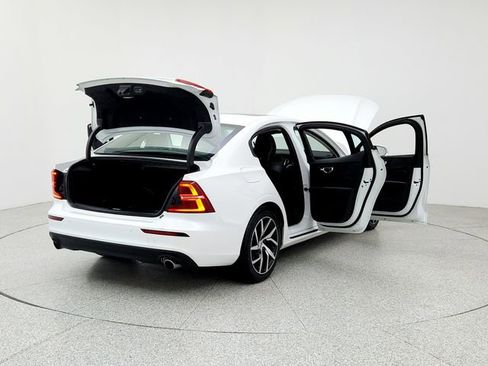 Used 2019 Volvo S60 T6 Momentum w/ Multimedia Package image 11