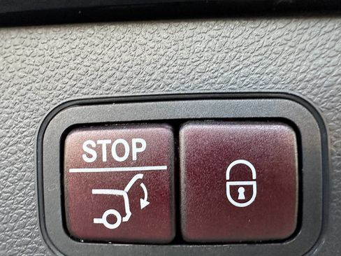 Used 2018 Mercedes-Benz GLC 300 4MATIC image 30