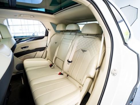 Used 2021 Bentley Bentayga Plug-In Hybrid image 51