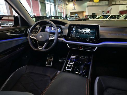 Used 2024 Volkswagen Atlas Peak Edition SE image 30