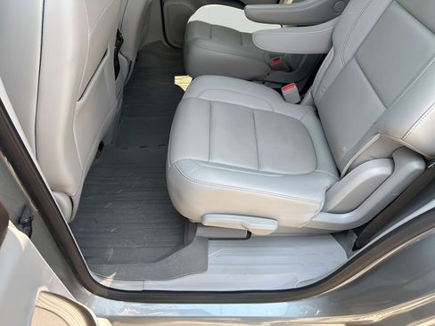 Used 2023 GMC Acadia SLT w/ Preferred Package image 21