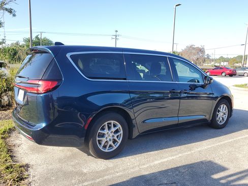 Used 2024 Chrysler Pacifica Touring-L image 5