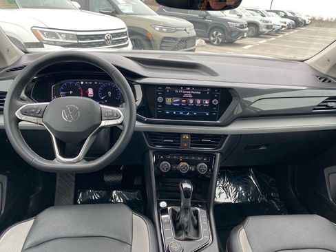 Certified 2022 Volkswagen Taos SEL w/ Panoramic Sunroof Package image 12