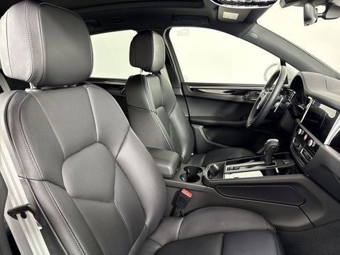 Certified 2025 Porsche Macan image 24