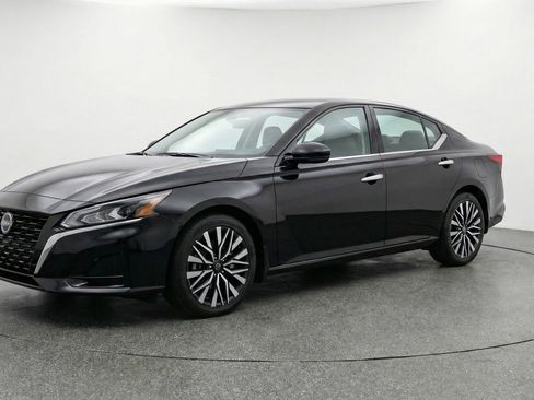 Used 2025 Nissan Altima 2.5 SV image 3
