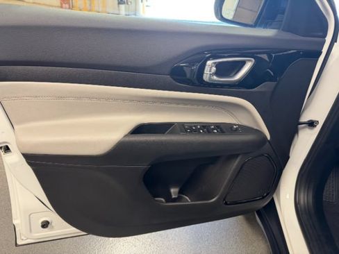 Used 2025 Jeep Compass Limited AWD/4WD image 10