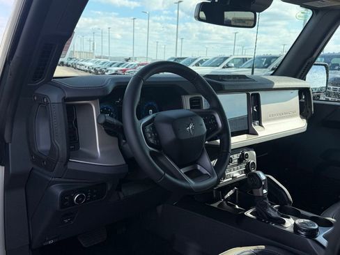 New 2025 Ford Bronco Outer Banks w/ Sasquatch Package image 4