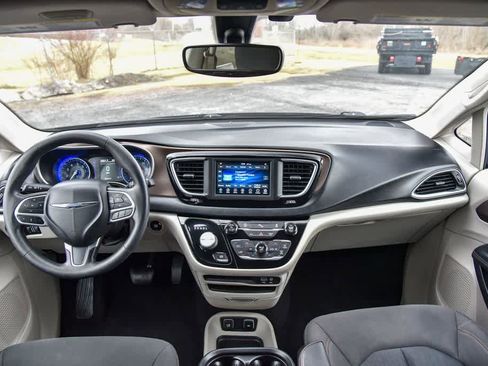 Certified 2019 Chrysler Pacifica Touring Plus image 18