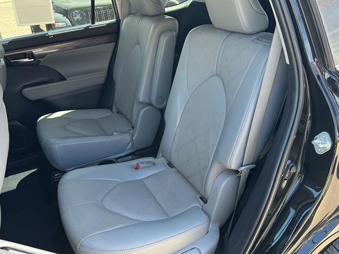 Used 2022 Toyota Highlander Platinum image 12