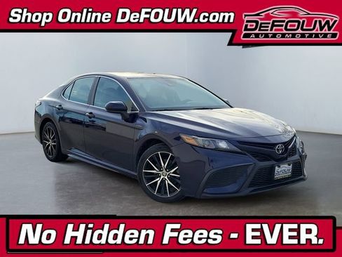 Used 2021 Toyota Camry SE image 1