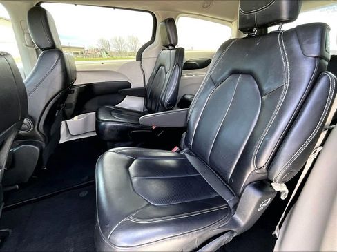 Used 2023 Chrysler Pacifica Touring-L image 24