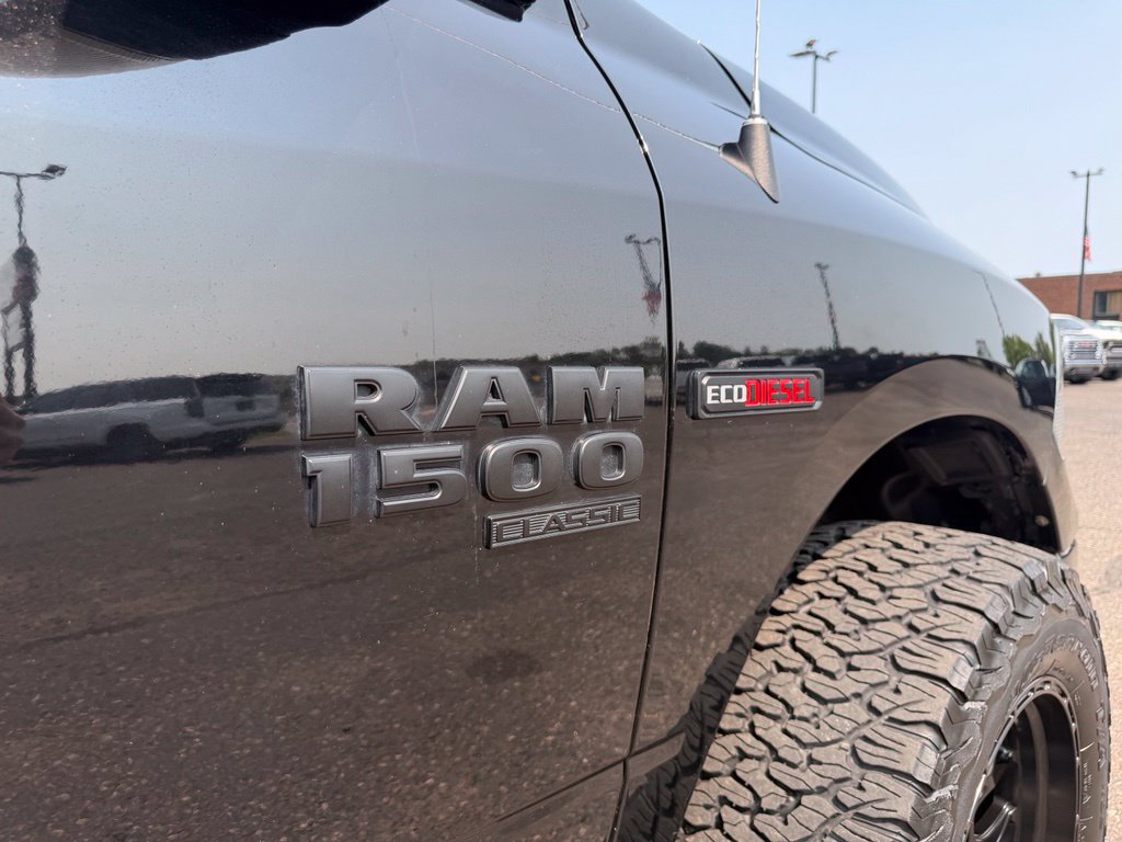 Used 2019 RAM 1500 Classic SLT w/ Black Appearance Group AWD/4WD image 17