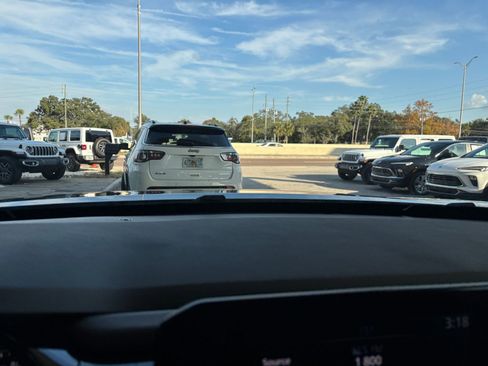 Used 2025 Nissan Pathfinder SV image 18