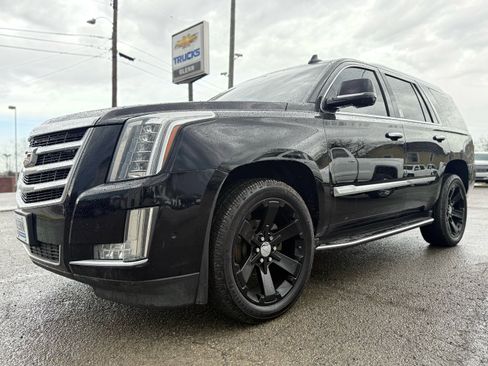 Used 2017 Cadillac Escalade Luxury image 2
