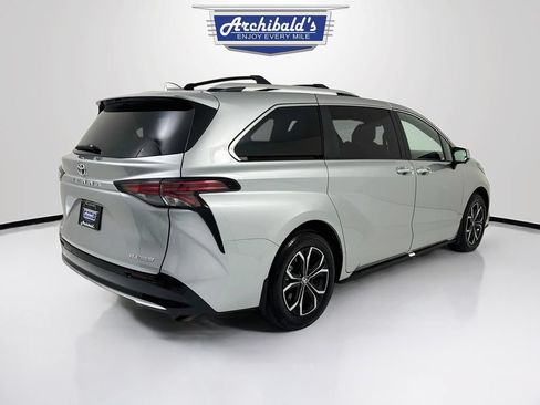 Used 2025 Toyota Sienna Platinum AWD/4WD image 8