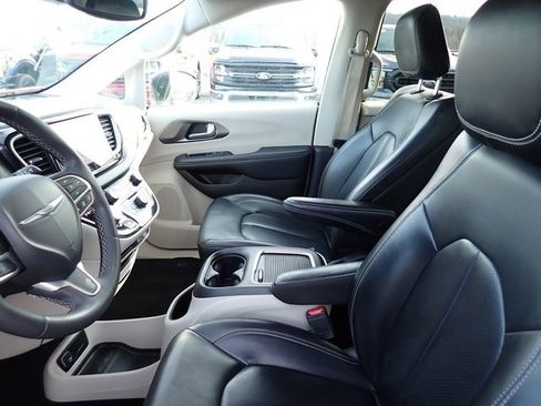 Used 2023 Chrysler Pacifica Touring-L image 15