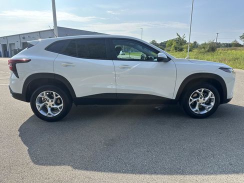 Used 2024 Chevrolet Trax LS w/ LS Convenience Package FWD image 4