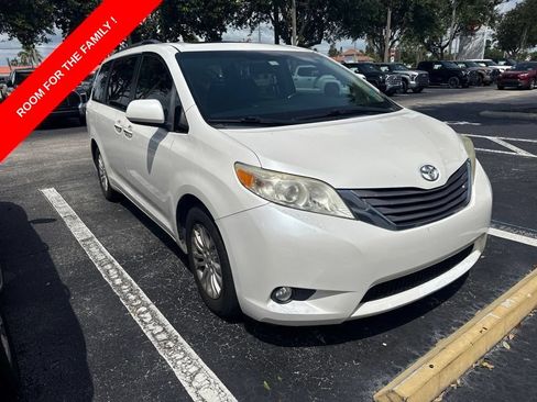 Used 2017 Toyota Sienna XLE FWD image 1