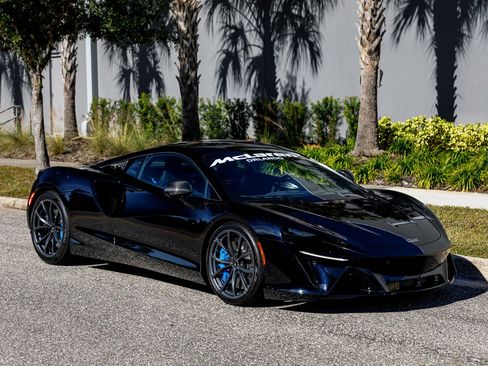 Used 2023 McLaren Artura RWD image 3
