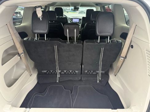 Used 2022 Chrysler Pacifica Touring-L image 25