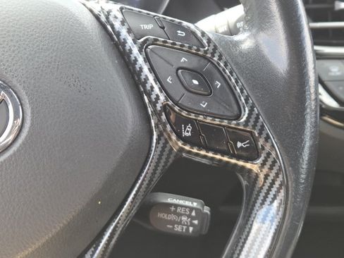 Used 2020 Toyota C-HR XLE FWD image 6