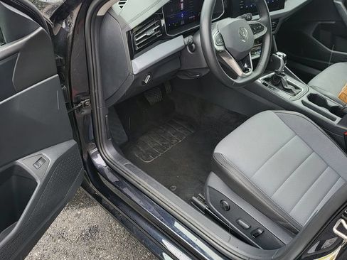 Used 2025 Volkswagen Jetta SE FWD image 3