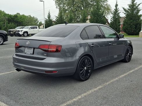 Used 2017 Volkswagen Jetta Sport FWD image 4