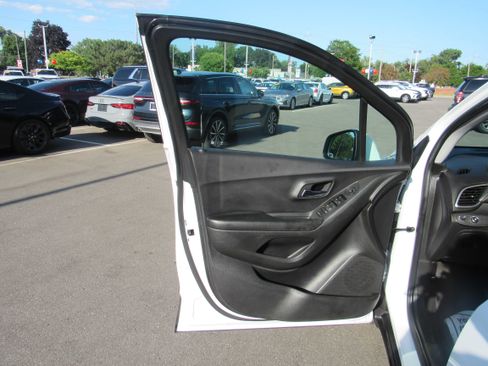 Used 2022 Chevrolet Trax LT w/ LT Convenience Package AWD/4WD image 14