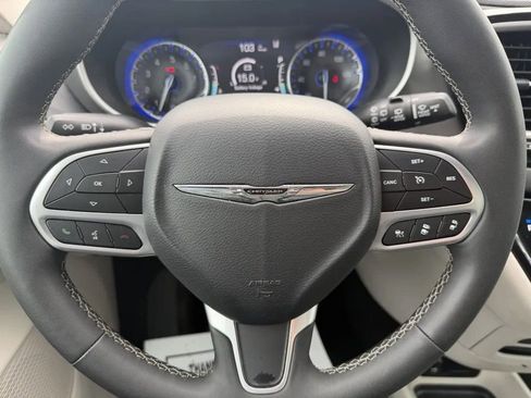Used 2024 Chrysler Pacifica Touring-L image 15