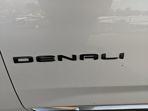 Used 2023 GMC Yukon XL Denali image 11