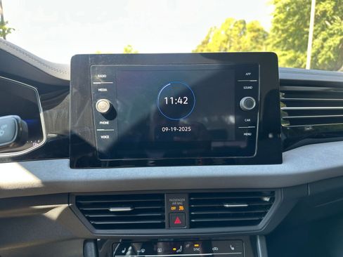 Used 2025 Volkswagen Jetta SE image 18