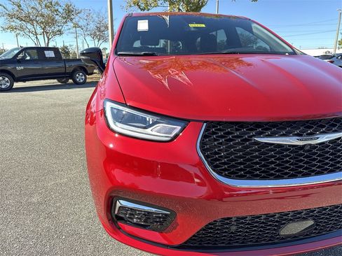 New 2026 Chrysler Pacifica Select image 9