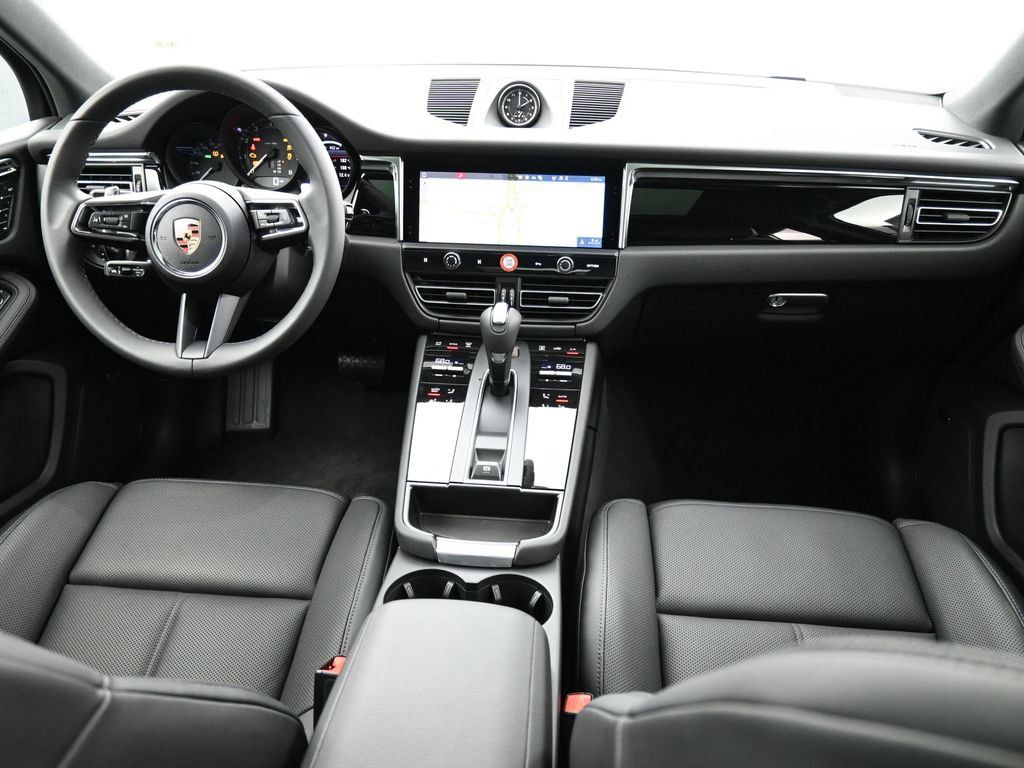 Certified 2025 Porsche Macan AWD/4WD image 25