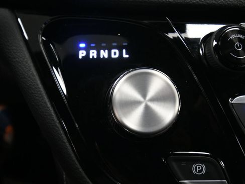 Used 2025 Chrysler Pacifica Limited FWD image 17
